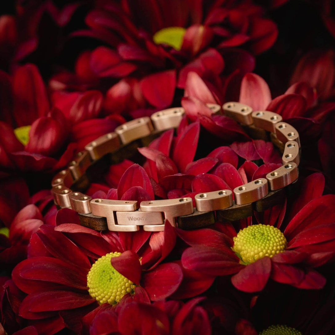 Houten armband met rose kleur straalt luxe en duurzaamheid uit