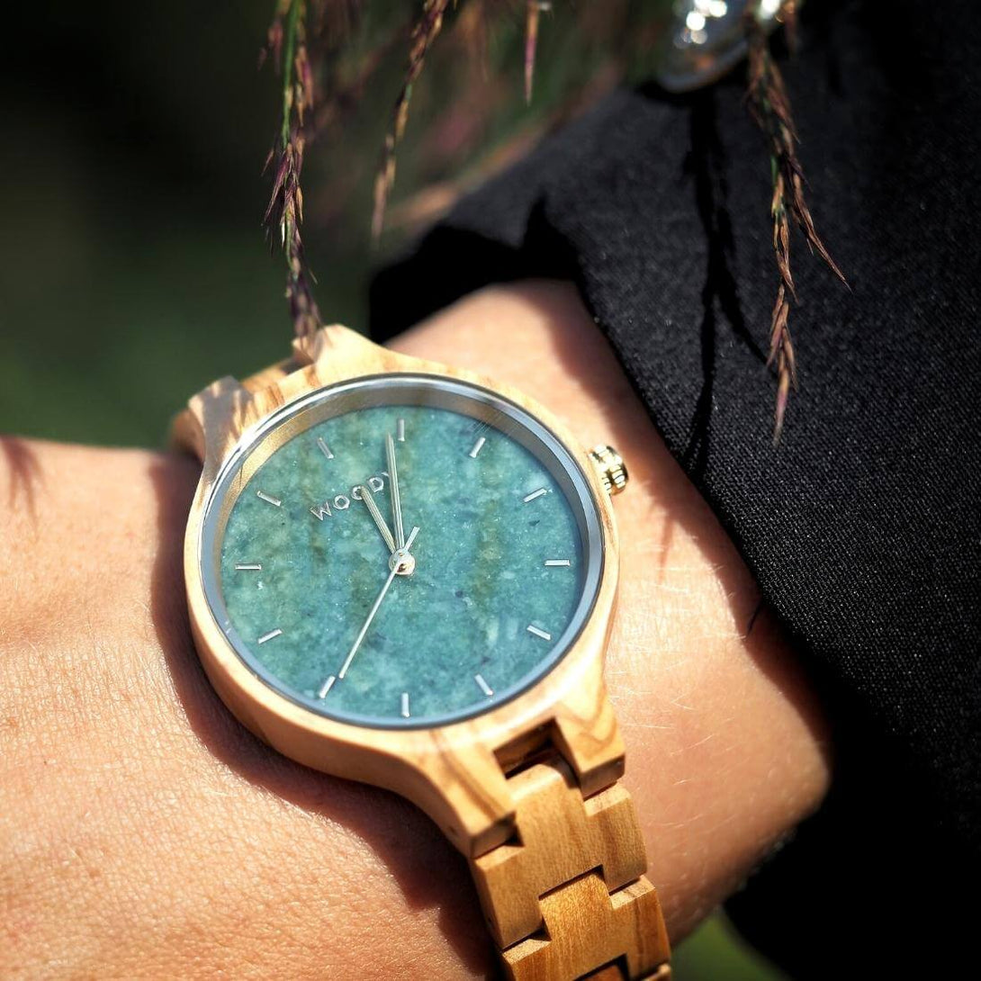 Houten dames horloge met groene marmer wijzerplaat